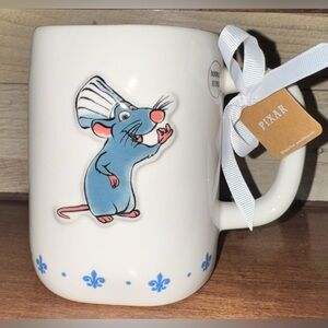 🥰 Rae Dunn Disney Ratatouille 🐀 Remy CHEF’S KISS Mug With Fluer-De-Lis Design